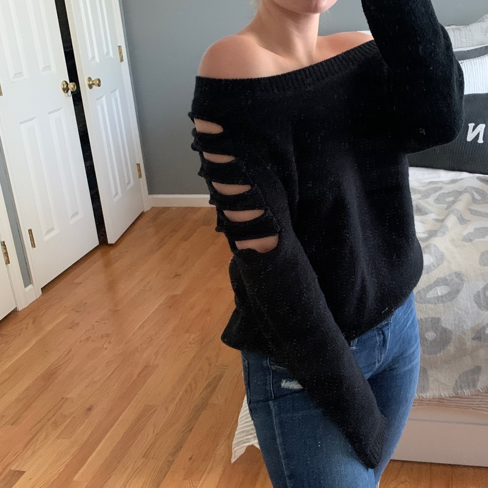 BLACK SWEATER